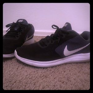Nike Revolution 3s